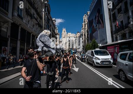 Madrid, Espagne. 04e juin 2021. Les militants du changement climatique pour l'extinction Rebellion se sont emportés par des sculptures animales dans Gran via Street pour bloquer le trafic exigeant que l'écocide (destruction des écosystèmes et dommages irréversibles de l'environnement) devienne un crime international. Credit: Marcos del Mazo/Alay Live News Banque D'Images