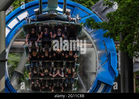 Galactica VR Rollercoaster dans les tours Alton, les Riders peuvent être vus porter des casques VR en volant à travers le nouveau portail Banque D'Images