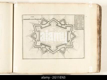 Carte de Phalsbourg, ca. 1702; PHALSBOURG place fortifiée de notre temps (...); les Forces de l'Europe, Asie, Afrique et Amérique, ou Description des Principales vives avec leurs fortifications. Dessignées par LES MEILLEURS ingénieurs, fête privée celles qui sont sous la domination de la France (...) Et des commandes des plusieurs Superbes Edifes. Carte des renforts à la ville de Phalsbourg. Plaque n° 125 dans la photo dans le contexte d'un total de 276 plaques numérotées de villes fortes et forteresses renommées dans le contexte de la guerre de succession espagnole. Pour la plupart, ces plaques ont été co Banque D'Images