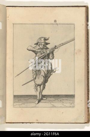 Soldat soufflant sa mèche, alors qu'il couvre la casserole de son musket avec deux doigts contre des étincelles (non 10), environ 1600. Un soldat, plein, qui tient un mousket (un certain type d'arme à feu) avec sa main gauche (No 10), env. 1600. Sur le coq (partie du mécanisme inflammatoire) de son mousquet se trouve la mèche brûlante. Il souffle, entre-temps, soufflant la casserole (le conteneur de poudre) de son mousquet, pour protéger la poudre des étincelles de la mèche. Plaque 10 dans le mode d'emploi du mousquet : lettre d'accompagnement, sur les Pourtraitz Figurez, Touchant le droit maniement du Mousquet. Partie de l'il Banque D'Images