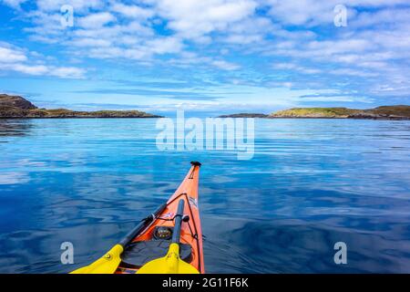 Kayak de mer dans les îles d'été dans les Highlands du Nord-Ouest de l'Écosse Banque D'Images