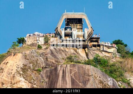 Téléphérique à destination de Pao de Acucar (montagne de Sugarloaf), Rio de Janeiro, Brésil Banque D'Images