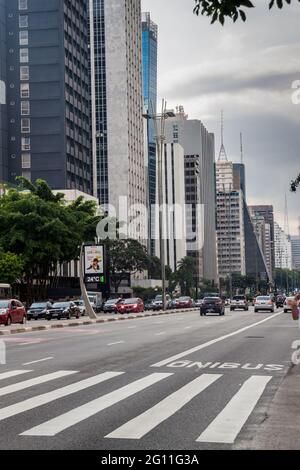 SAO PAULO, BRÉSIL - 2 FÉVRIER 2015 : vue sur les gratte-ciels le long de l'Avenida Paulista à Sao Paulo, Brésil Banque D'Images