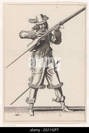 Soldat soufflant sa mèche, tandis qu'il couvre la casserole de son musket avec deux doigts contre des étincelles, vers 1645. Un soldat, plein de, qui tient un musket (un certain type d'arme à feu) avec sa main gauche. Sur le coq (partie du mécanisme inflammatoire) de son mousquet se trouve la mèche brûlante. Il souffle, entre-temps, soufflant la casserole (le conteneur de poudre) de son mousquet, pour protéger la poudre des étincelles de la mèche, environ 1645. Imprimé au dos avec texte en français. Libre à l'assiette 10 dans les instructions pour la manipulation du musket dans l'opéra d'armes de J. de Gheyn. Warness autour de 1600. Banque D'Images