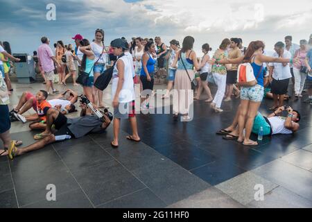 RIO DE JANEIRO, BRÉSIL - 28 JANVIER 2015 : foule de personnes visitant le Christ Rédempteur à Rio de Janeiro, Brésil Banque D'Images