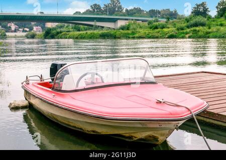 Petit bateau à moteur sur la rivière Wisla à Cracovie, en Pologne. Banque D'Images