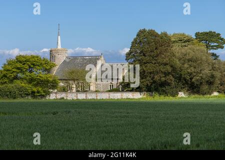 Vue sur le champ en direction de l'église du village de Titchwell dans le nord de Norfolk. Banque D'Images