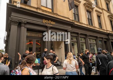 New York, États-Unis. 03ème juin 2021. Des hordes de « têtes de potier » affluent vers l'ouverture officielle du magasin Harry Potter dans le quartier Flatiron de New York le jeudi 3 juin 2021. Le méca de trois étages de Potter 'merch' est le plus grand magasin de détail Harry Potter au monde.(Âphoto de Richard B. Levine) crédit: SIPA USA/Alamy Live News Banque D'Images