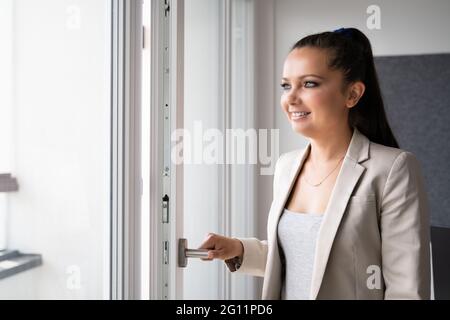 Air frais de la fenêtre. Vue latérale d'une femme qui se détend Banque D'Images