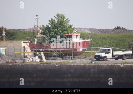 Bangor North Wales 3 juin 2021 l'épave du bateau de pêche en contrebas Nicola Faith a été soulevée du fond marin' elle a été soulevée par la branche d'enquête sur l'accident maritime' la Nicola Faith n'a pas réussi à retourner à Conwy le 27 janvier 2021 et les corps de ses trois équipages Ont été trouvés plus tard sur les plages de Wirral et Blackpool, le bateau de pêche sera conduit à un emplacement sûr Banque D'Images