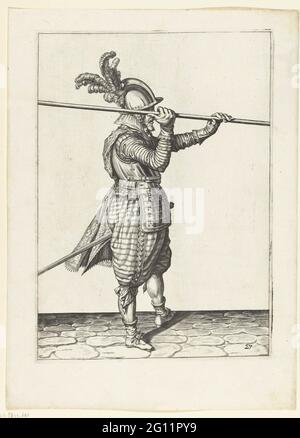 Soldat qui lève sa brochette avec les deux mains horizontalement au-dessus de son épaule droite; Arms handhe van Roers Musquettes et les Splies. Un soldat, plein, à droite, qui soulève une brochette (lance) avec les deux mains horizontalement au-dessus de son épaule droite. Cet imprimé fait partie de la gamme de 32 imprimés numérotés de brochettes des bras. Banque D'Images