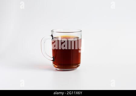 Thé noir traditionnel turc infusé dans une tasse de verre avec poignée. Verre sélectif. Banque D'Images