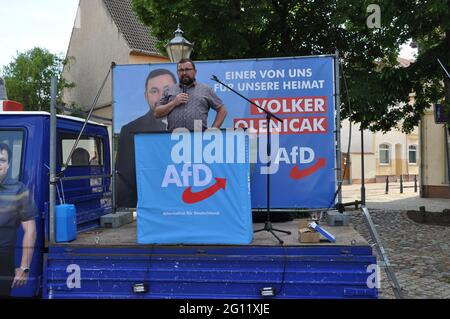 Aken, Allemagne. 03ème juin 2021. Volker Olenicak parle de la réunion de campagne pré-électorale de l'AfD à Alken, en Allemagne, le 3 juin 2021. Credit: Ales Zapotocky/CTK photo/Alamy Live News Banque D'Images