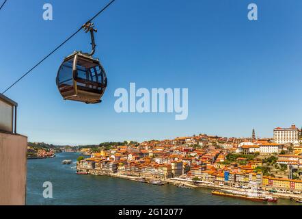 Téléphérique à Vila Nova de Gaia avec Porto en arrière-plan, région du Nord, Portugal Banque D'Images