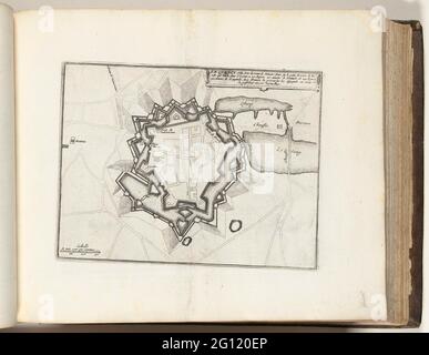 Plan d'étage du Quesnoy, ca. 1693-1695; le Quenoy, ville forte du Comté de Hainaut (...); les Forces de l'Europe, ou Description des principes vides, avec leurs fortifications: Dessignées par LES MEILLEURS ingénieurs, parti privé celles (...) De la France, ne les plans DEVEÉ LEVEZ par M. DE VAUBAN. Carte des renforts autour de la ville du Quesnoy. Partie de la troisième partie (1695) de la photo dans laquelle les faisceaux sont les huit parties des Forces de l'Europe émises entre 1693 et 1697. L'imprimerie se compose de 175 plaques avec plans (de Sébastien le Preterre, Seigneur de Vauban) Banque D'Images