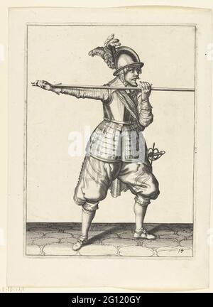 Soldat portant sa brochette avec les deux mains horizontalement à hauteur d'épaule, sa main droite au pied de l'arme; armes handhe van Roers Musquettes et les Splies. Un soldat, pour les pieds, qui porte une brochette (lance) avec les deux mains horizontalement à hauteur d'épaule, sa main droite au pied de l'arme. C'est le troisième acte pour abaisser la brochette à continuer sous un gain. Cet imprimé fait partie de la gamme de 32 imprimés numérotés de brochettes des bras. Banque D'Images