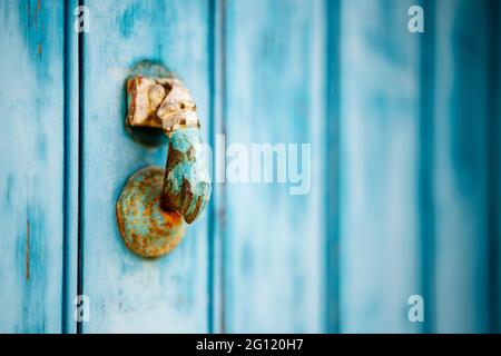 Défonce aux intempéries sur une porte en bois bleu à Olhao, Algarve, Portuga Banque D'Images