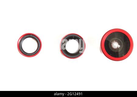 Objectif pour smartphone, vue de dessus de trois objectifs pour téléphone sur fond blanc isolé, outils de photographie mobiles Banque D'Images