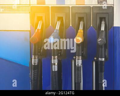 Ravitaillement en carburant. Station-service avec buses pour remplir la voiture de carburant. Pompe de station-service. Pompes à gaz multicolores. Station-service. Banque D'Images