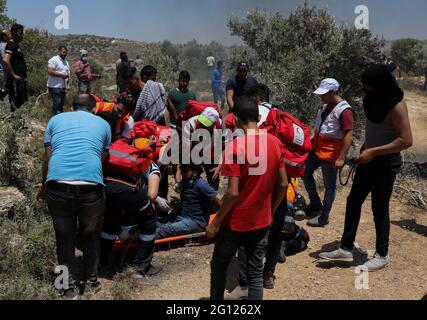 Beita, Cisjordanie, Palestine. 04 juin 2021. Plusieurs Palestiniens sont blessés lors d'affrontements avec des soldats israéliens et des colons israéliens près du mont Sobeih, dans la ville de Beita, au sud de Naplouse. Certains Palestiniens ont été abattus par les forces israéliennes avec des balles en caoutchouc et des munitions vivantes, tandis que d'autres ont été exposés à des gaz lacrymogènes alors qu'ils manifestaient contre les colons juifs en lançant un nouvel avant-poste juif sur le mont Sobeih, dans la ville de Beita. Crédit : ZUMA Press, Inc./Alay Live News Banque D'Images