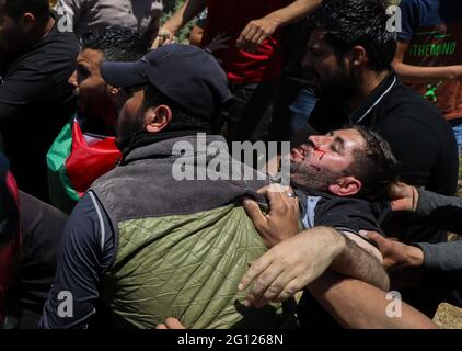 Beita, Cisjordanie, Palestine. 04 juin 2021. Plusieurs Palestiniens sont blessés lors d'affrontements avec des soldats israéliens et des colons israéliens près du mont Sobeih, dans la ville de Beita, au sud de Naplouse. Certains Palestiniens ont été abattus par les forces israéliennes avec des balles en caoutchouc et des munitions vivantes, tandis que d'autres ont été exposés à des gaz lacrymogènes alors qu'ils manifestaient contre les colons juifs en lançant un nouvel avant-poste juif sur le mont Sobeih, dans la ville de Beita. Crédit : ZUMA Press, Inc./Alay Live News Banque D'Images