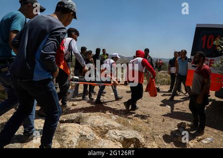 Beita, Cisjordanie, Palestine. 04 juin 2021. Plusieurs Palestiniens sont blessés lors d'affrontements avec des soldats israéliens et des colons israéliens près du mont Sobeih, dans la ville de Beita, au sud de Naplouse. Certains Palestiniens ont été abattus par les forces israéliennes avec des balles en caoutchouc et des munitions vivantes, tandis que d'autres ont été exposés à des gaz lacrymogènes alors qu'ils manifestaient contre les colons juifs en lançant un nouvel avant-poste juif sur le mont Sobeih, dans la ville de Beita. Crédit : ZUMA Press, Inc./Alay Live News Banque D'Images