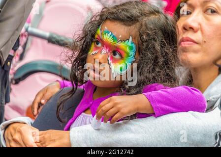 Famille multiculturelle, enfant au visage peint lors de la 16e édition du Toronto International BuskerFest for Epilepsy a commencé aujourd'hui à Yonge Ste Banque D'Images