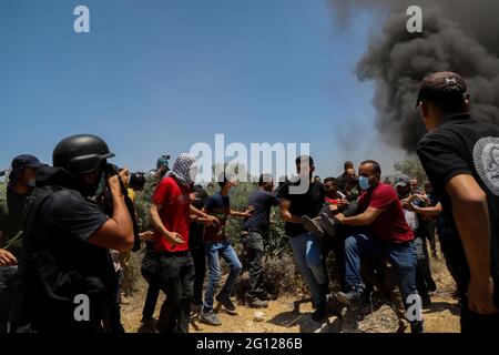 Beita, Cisjordanie, Palestine. 04 juin 2021. Plusieurs Palestiniens sont blessés lors d'affrontements avec des soldats israéliens et des colons israéliens près du mont Sobeih, dans la ville de Beita, au sud de Naplouse. Certains Palestiniens ont été abattus par les forces israéliennes avec des balles en caoutchouc et des munitions vivantes, tandis que d'autres ont été exposés à des gaz lacrymogènes alors qu'ils manifestaient contre les colons juifs en lançant un nouvel avant-poste juif sur le mont Sobeih, dans la ville de Beita. Crédit : ZUMA Press, Inc./Alay Live News Banque D'Images