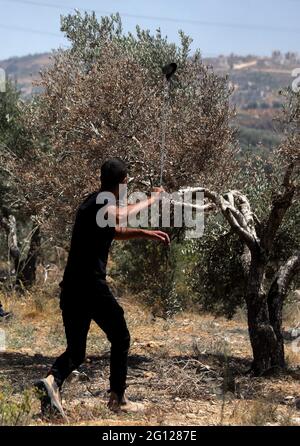 Beita, Cisjordanie, Palestine. 04 juin 2021. Plusieurs Palestiniens sont blessés lors d'affrontements avec des soldats israéliens et des colons israéliens près du mont Sobeih, dans la ville de Beita, au sud de Naplouse. Certains Palestiniens ont été abattus par les forces israéliennes avec des balles en caoutchouc et des munitions vivantes, tandis que d'autres ont été exposés à des gaz lacrymogènes alors qu'ils manifestaient contre les colons juifs en lançant un nouvel avant-poste juif sur le mont Sobeih, dans la ville de Beita. Crédit : ZUMA Press, Inc./Alay Live News Banque D'Images