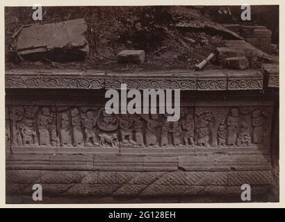 Bas Reliof sur le piédestal pendopo sur le côté nord de Candi Panataran.; Baselief sur le piédestal un pendopo (?) (Côté nord). Panataran (r. Kediri). Banque D'Images