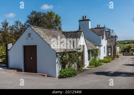 L'image est celle des cottages des jardins botaniques royaux de Port Logan, près de Stranraer, sur la péninsule Dumfries Galloway. Banque D'Images