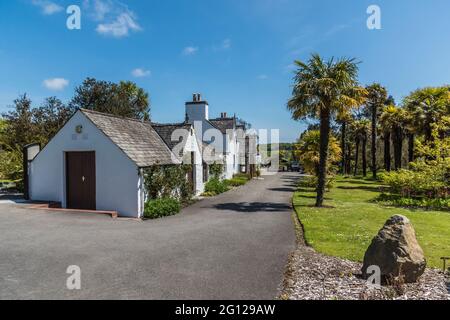 L'image est celle des cottages des jardins botaniques royaux de Port Logan, près de Stranraer, sur la péninsule Dumfries Galloway. Banque D'Images