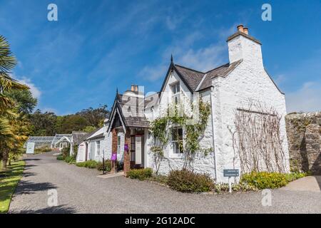 L'image est celle des cottages des jardins botaniques royaux de Port Logan, près de Stranraer, sur la péninsule Dumfries Galloway. Banque D'Images