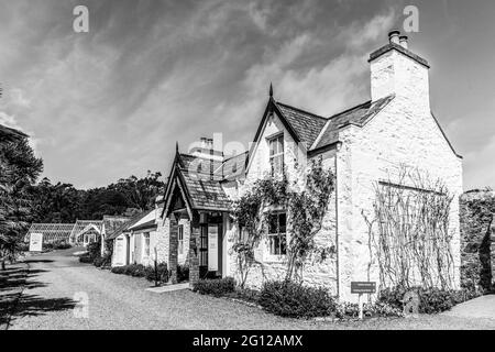 L'image est celle des cottages des jardins botaniques royaux de Port Logan, près de Stranraer, sur la péninsule Dumfries Galloway. Banque D'Images