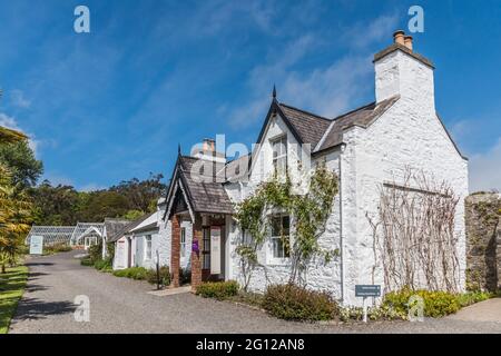 L'image est celle des cottages des jardins botaniques royaux de Port Logan, près de Stranraer, sur la péninsule Dumfries Galloway. Banque D'Images