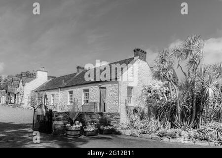 L'image est celle des cottages des jardins botaniques royaux de Port Logan, près de Stranraer, sur la péninsule Dumfries Galloway. Banque D'Images