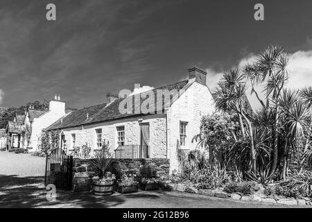 L'image est celle des cottages des jardins botaniques royaux de Port Logan, près de Stranraer, sur la péninsule Dumfries Galloway. Banque D'Images