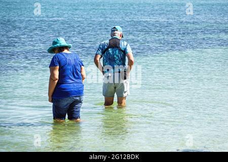 Floride FL Sanibel Island Pine Island Sound Causeway Islands Park Beach man femme couple mûre regardant la surface de l'eau nuances bleues correspondant c Banque D'Images