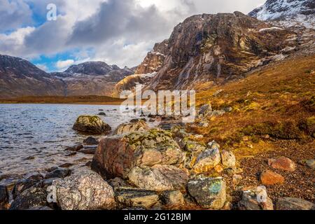 Les montagnes autour de Carnmore et du Loch Fionn dans la forêt de pêcheurs / zone de la forêt de Letterewe dans les Highlands du Nord-Ouest de l'Écosse Banque D'Images