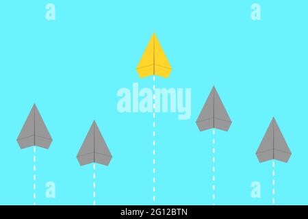 Les avions en papier volent dans la même direction, l'un doré prenant une avance. Concept de leadership, de compétitivité, d'innovation, de prise en charge, d'audace. Banque D'Images