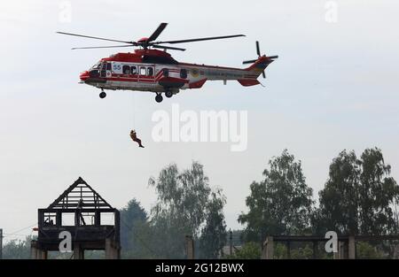 HAI, UKRAINE - LE 4 JUIN 2021 - UN secouriste fait des rapides à partir d'un hélicoptère pendant les exercices spéciaux du Service d'urgence de l'État ukrainien au terrain d'entraînement du Centre interrégional de réponse rapide, village de Hai, région de Sumy, nord-est de l'Ukraine. Credit: UKRINFORM/Alamy Live News Banque D'Images