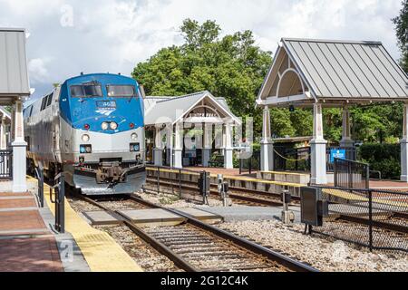 Floride FL Orlando Winter Park centre-ville gare dépôt train Amtrak arrivée plate-forme de voie passager arrivée locomotive GE Genesis P42DC diesel Banque D'Images