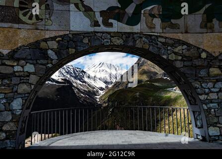 L'un des monuments de l'architecture soviétique - Monument de l'amitié du peuple sur Cross Pass, à proximité de la station de ski de Gudauri en Géorgie Banque D'Images