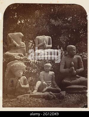 Groupe d'ascetict affichant des actions liées à la méditation. Pasir-Sinala Ciampea, Bogor distrait- ouest de la province de Java du XIVe au XVIe siècle. Banque D'Images