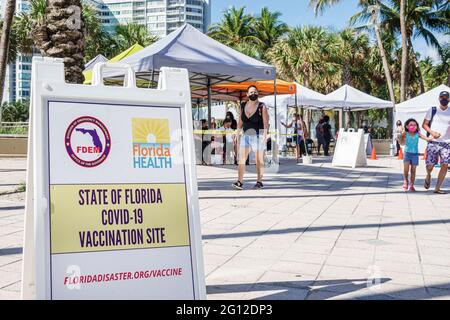 Miami Beach Florida,Ocean Water Terrace,porter masque facial masques faciaux, masque facial masques, coronavirus covid-19 crise pandémie santé maladie, Banque D'Images