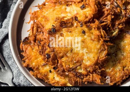 Crêpes maison à la pomme de terre salée à la crème sure et à la sauce aux pommes Banque D'Images
