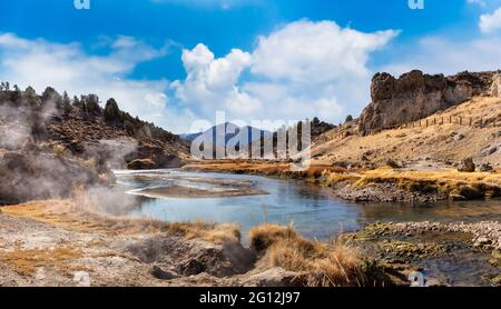 Vue sur les sources thermales naturelles du site géologique de Hot Creek Banque D'Images