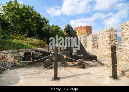 Canon historique partant du château de la Tour Rouge d'Alanya jusqu'à la mer, sur fond de ciel spectaculaire à Antalya en Turquie. Banque D'Images
