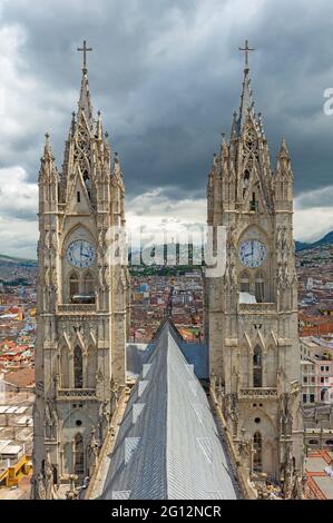 Basilique des tours de voeu nationales dans la verticale, Quito, Equateur. Banque D'Images