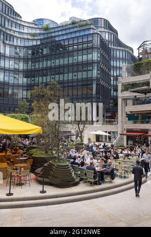 Ville de Londres style de vie, les travailleurs de manger et de boire en début de soirée après le travail dans les restaurants et les bars, Broadgate Circle Londres centre-ville Royaume-Uni Banque D'Images